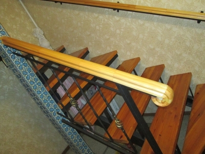 Лестница с расписным вручную столбом