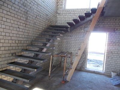 Однокоссоурная металлическая лестница с бетонными ступенями